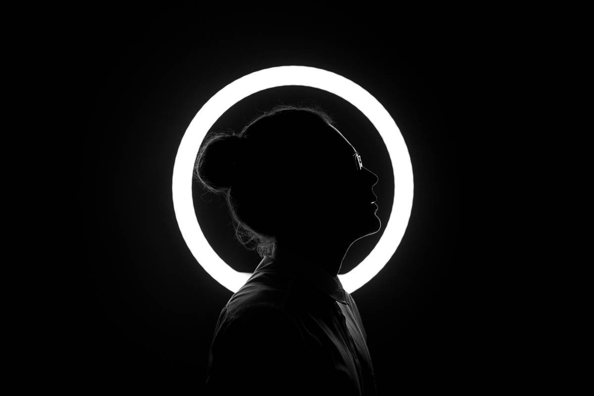 Diagram showing ideal 45-degree eyebrow lighting angle vs. flat ring light causing shadow loss