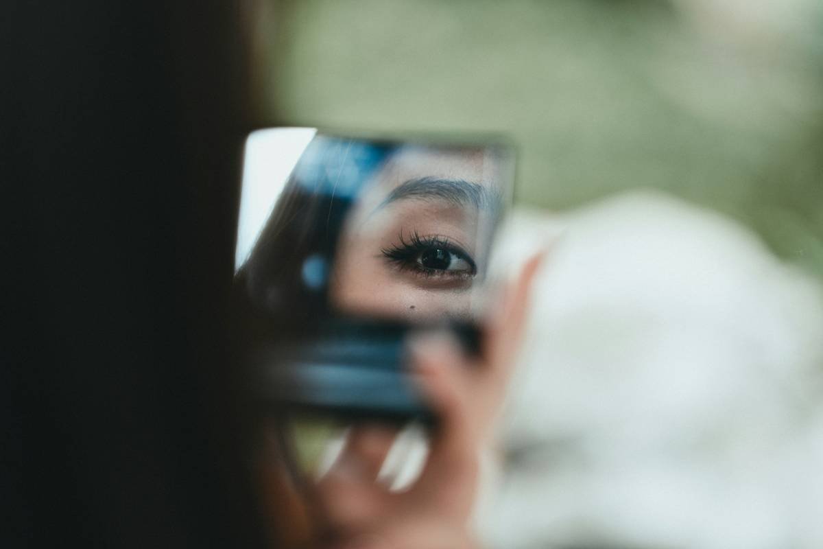 Why Your Eyebrows Look Flat (And How Eyebrow Lighting Fixes It Instantly)