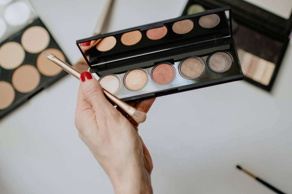 Why Your Makeup Contouring Aid Might Be Failing You (And How to Fix It with the Right Lighting)