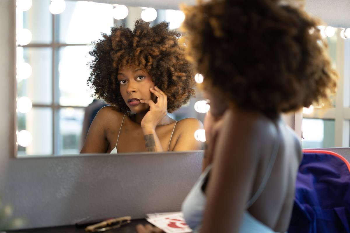 Why Your Makeup Looks Off-Camera—And How the Right Application Light Tool Fixes It Instantly