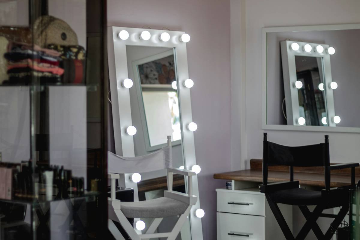 Infographic showing key features of a quality makeup light kit: CRI >90, 5000K color temp, diffused panels, adjustable brightness
