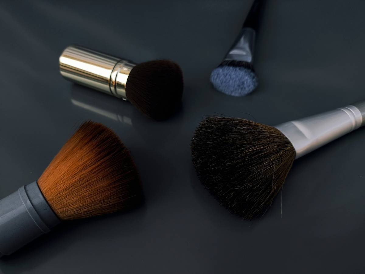 Side-by-side comparison: makeup applied under warm (2700K) vs. daylight (5500K) lighting showing visible blending errors in warm light